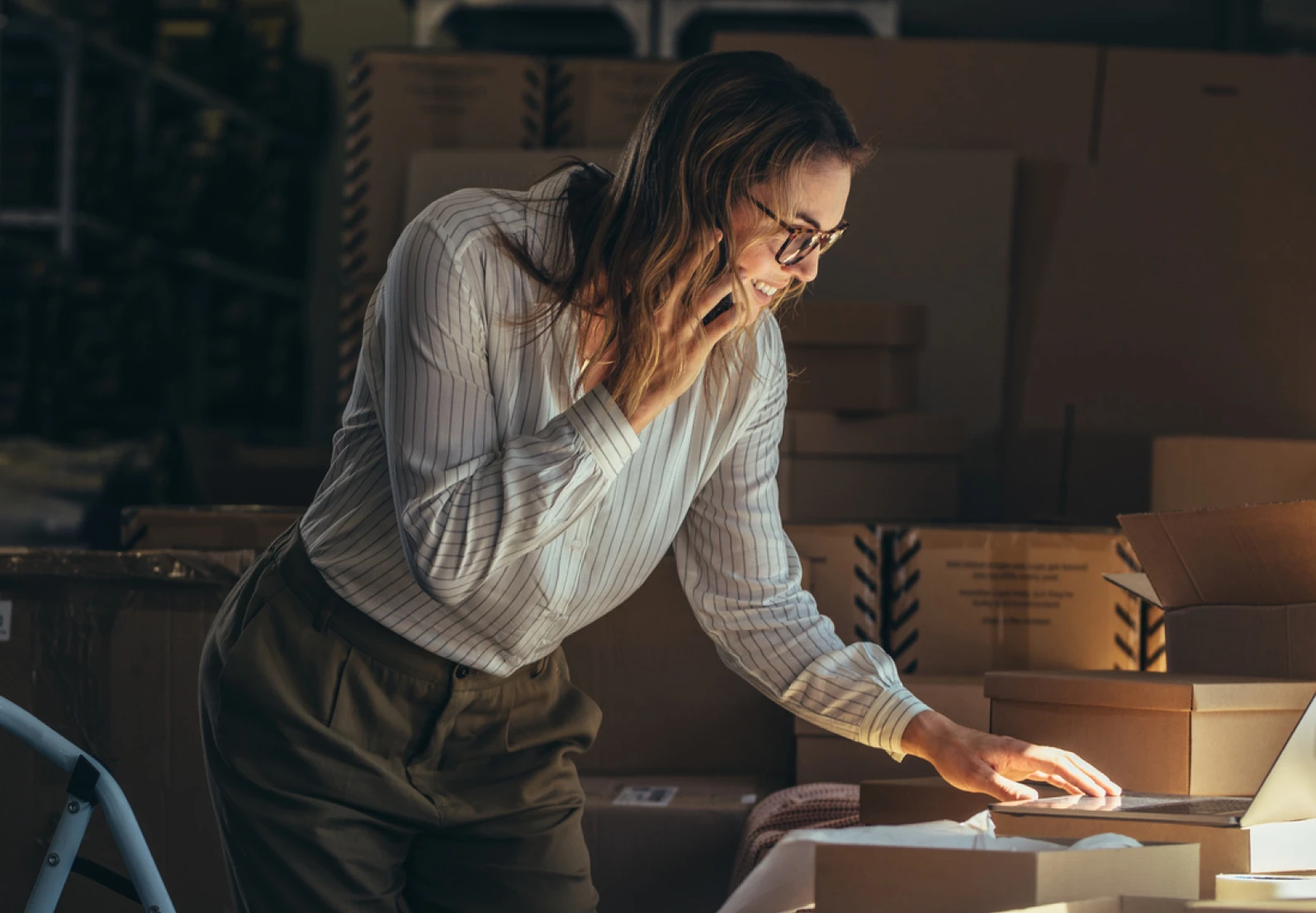 Persona hablando por teléfono
