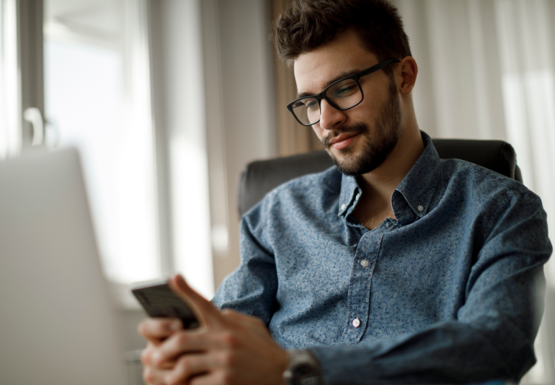 Persona viendo su celular