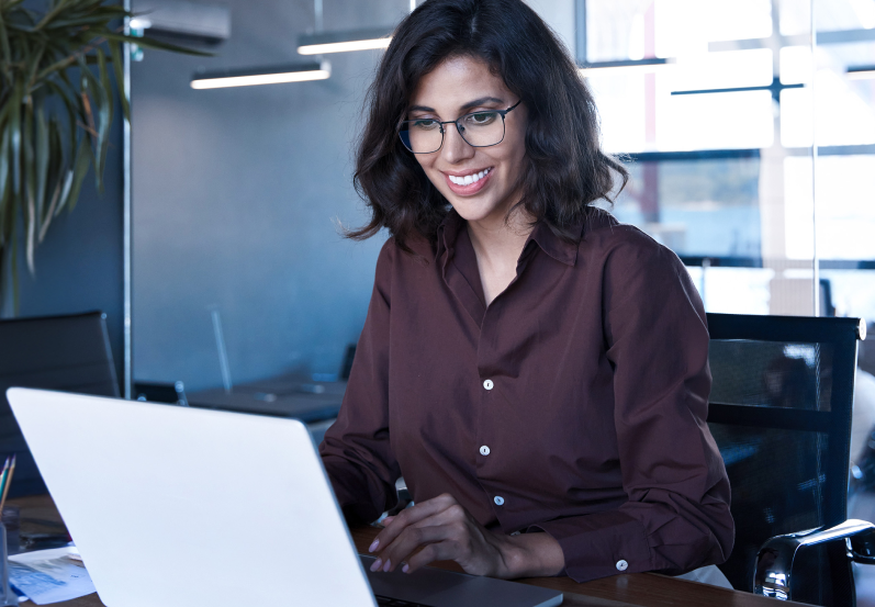 Persona investigando